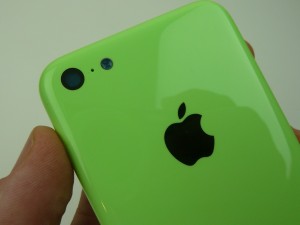 iPhone 5C color verde brillante Green logo Apple y cámara